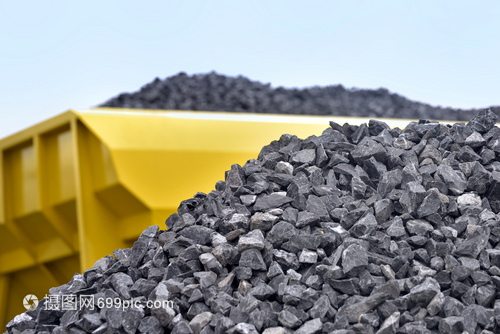 堆原材料碎石与碎石加工的关键流程及应用